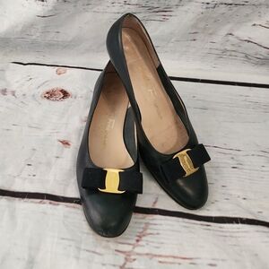Salvatore Ferragamo Boutique Vara Bow Pumps Size 8.5B